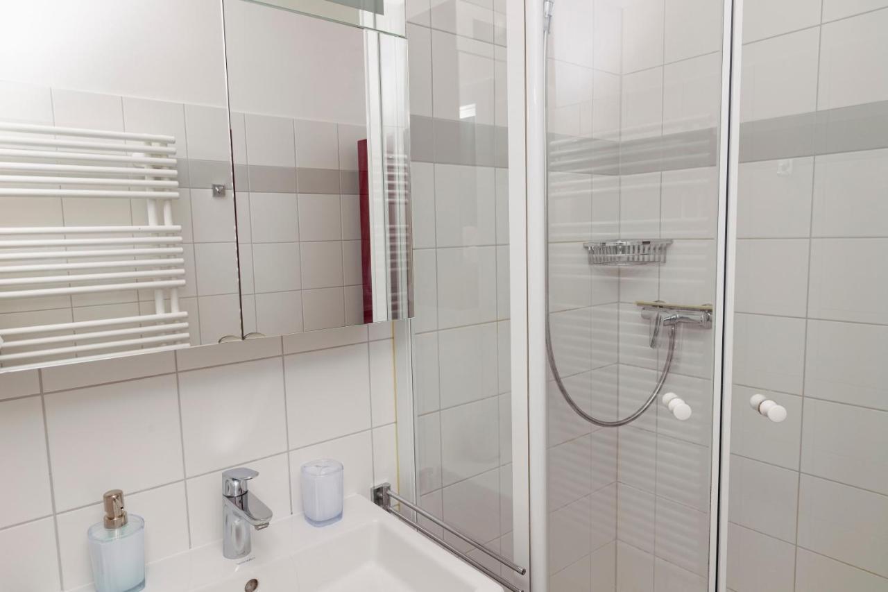 Beautiful 2-Bedroom Apartment Near Schoenbrunn Відень Екстер'єр фото