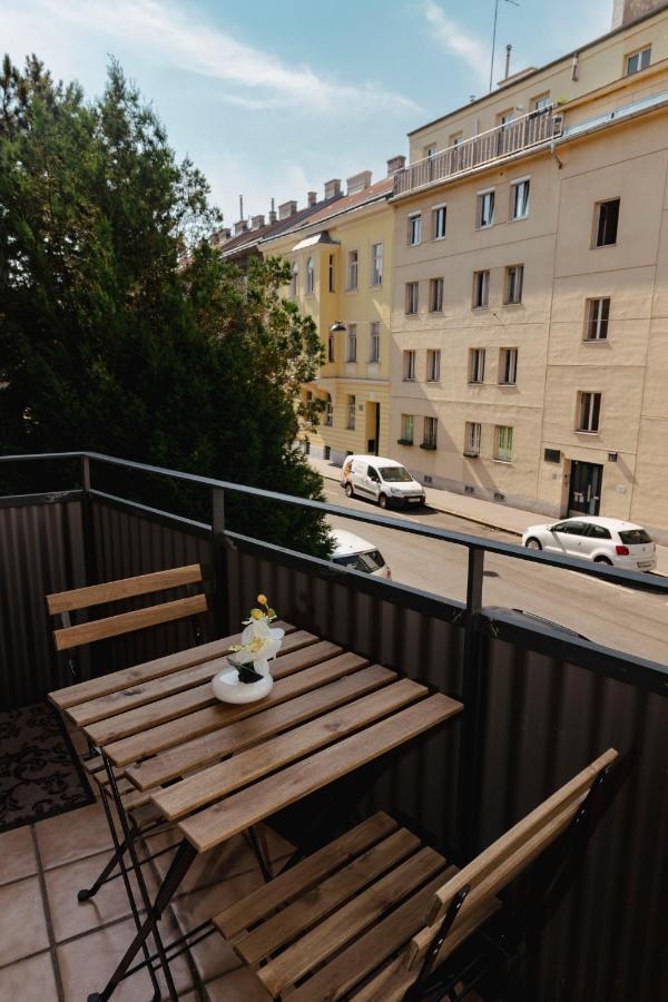 Beautiful 2-Bedroom Apartment Near Schoenbrunn Відень Екстер'єр фото